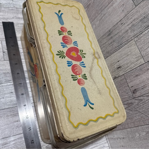 Vintage Tin Picnic Basket / Lunch box with Floral Design - Picture 4 of 5